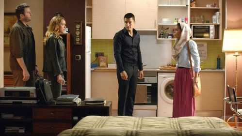 Hiba Abouk, Álex Gonzalez y Fernando Gil de 'El Príncipe'