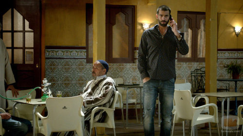 Rubén Cortada habla por telefono en 'El Príncipe'