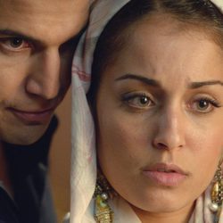 Álex González y Hiba Abouk vuelven a estar muy cerca en 'El Príncipe'
