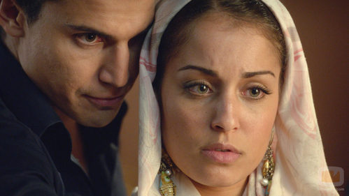 Álex González y Hiba Abouk vuelven a estar muy cerca en 'El Príncipe'