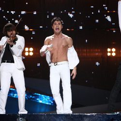 Dima Bilan entonando el estribillo de "Believe"