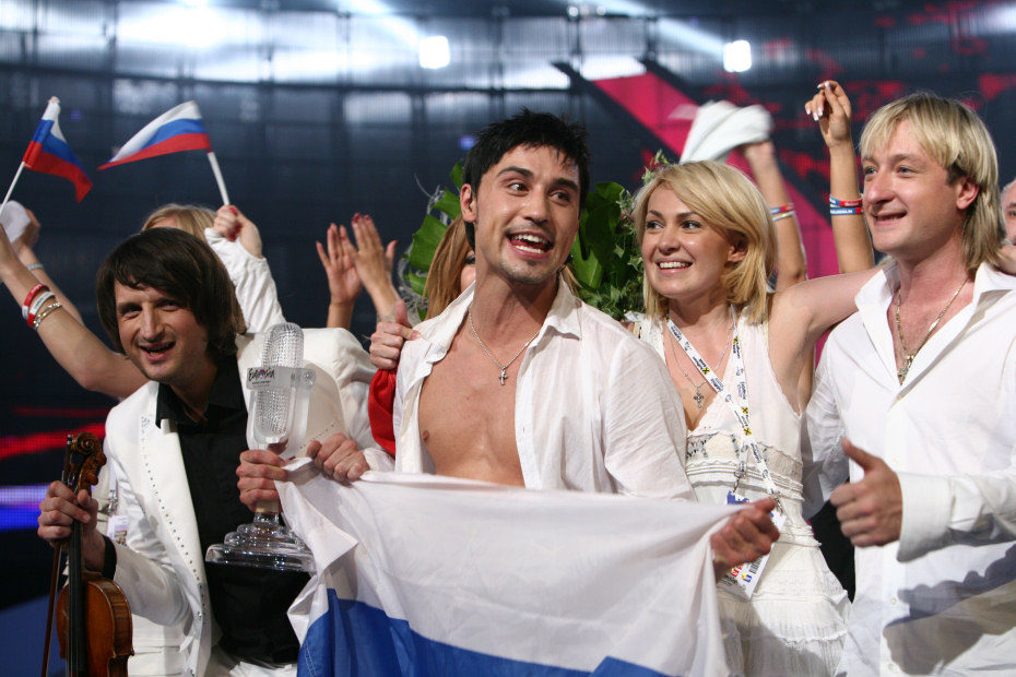 Dima Bilan con la bandera de Rusia en Eurovisión 2008