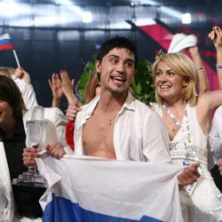 Dima Bilan con la bandera de Rusia en Eurovisión 2008