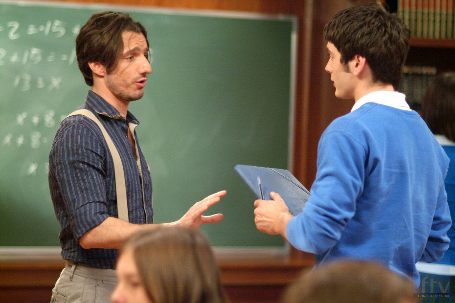 Los actores Alejandro Botto y Yon González en clase durante 'El internado'