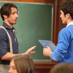 Los actores Alejandro Botto y Yon González en clase durante 'El internado'