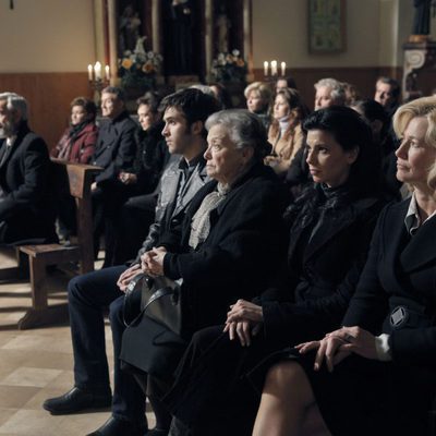 La familia Alcántara en la iglesia en 'Cuéntame cómo pasó'