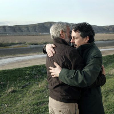 Pere Ponce abrazando a Imanol Arias en 'Cuéntame cómo pasó'