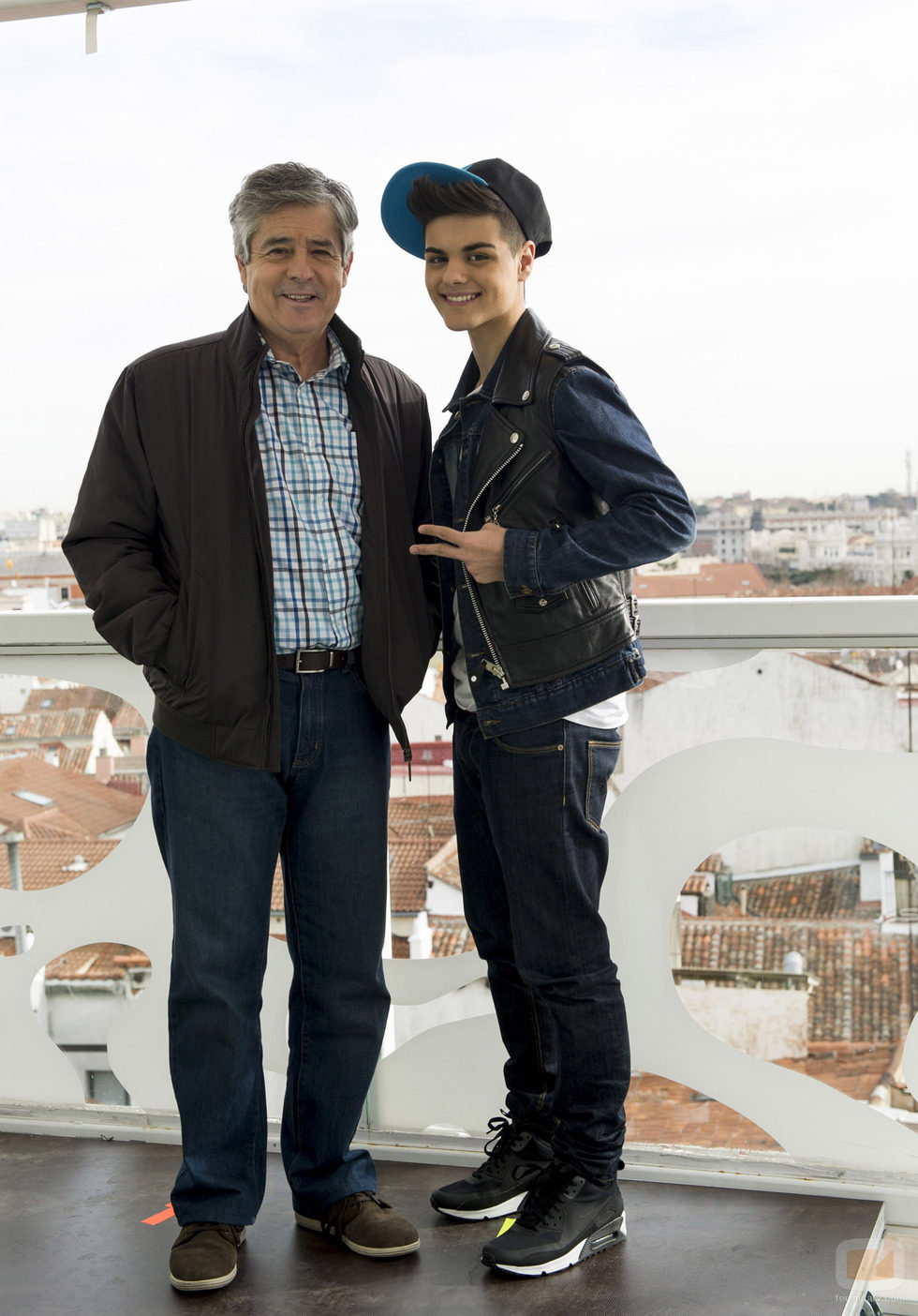 El actor Carlos Iglesias posa con Abraham Mateo en 'B&b, de boca en boca'