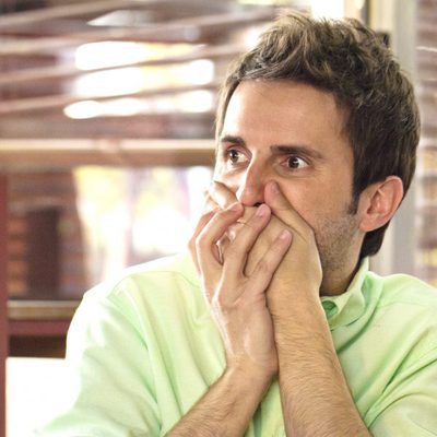 Julián López se lleva las manos a la boca en 'Con el culo al aire'
