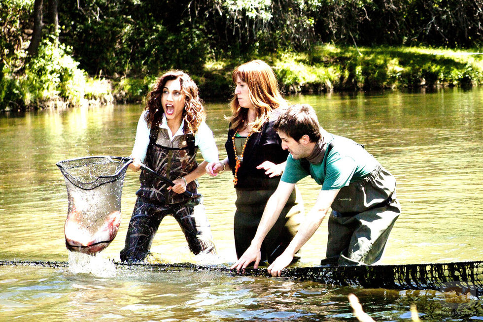 Toni Acosta, Julian López y Natalia Roig celebrando el concurso de pesca en 'Con el culo al aire'