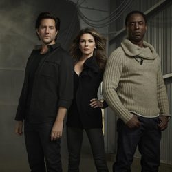 Henry Ian Cusick, Paige Turco y Isaiah Washington en 'Los 100'