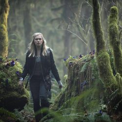 Eliza Taylor atravesando un bosque en 'Los 100'