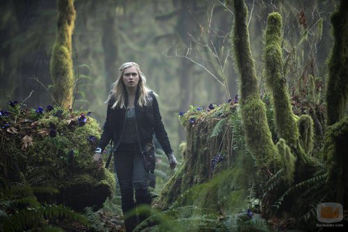 Eliza Taylor atravesando un bosque en 'Los 100'