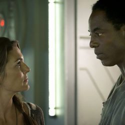 Paige Turco e Isaiah Washington en 'Los 100'