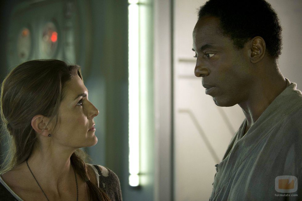 Paige Turco e Isaiah Washington en 'Los 100'