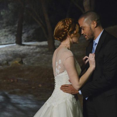Sarah Drew y Jesse Williams mirándose en 'Anatomía de Grey'