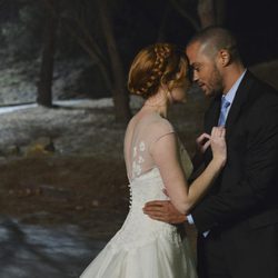 Sarah Drew y Jesse Williams mirándose en 'Anatomía de Grey'