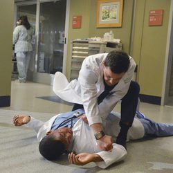Justin Chambers pegando a Gaius Charles en 'Anatomía de Grey'