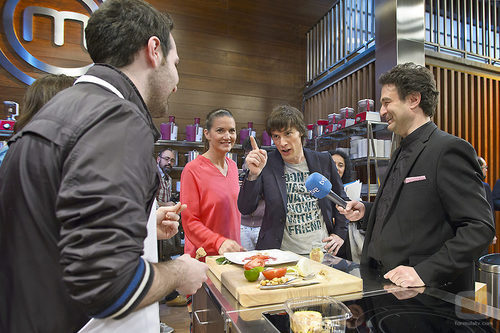 Jordi Cruz jugando en la presentación de 'Masterchef'