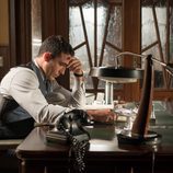 Miguel Ángel Silvestre preocupado en 'Velvet'