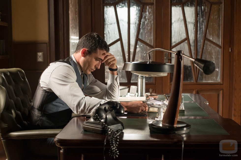 Miguel Ángel Silvestre preocupado en 'Velvet'