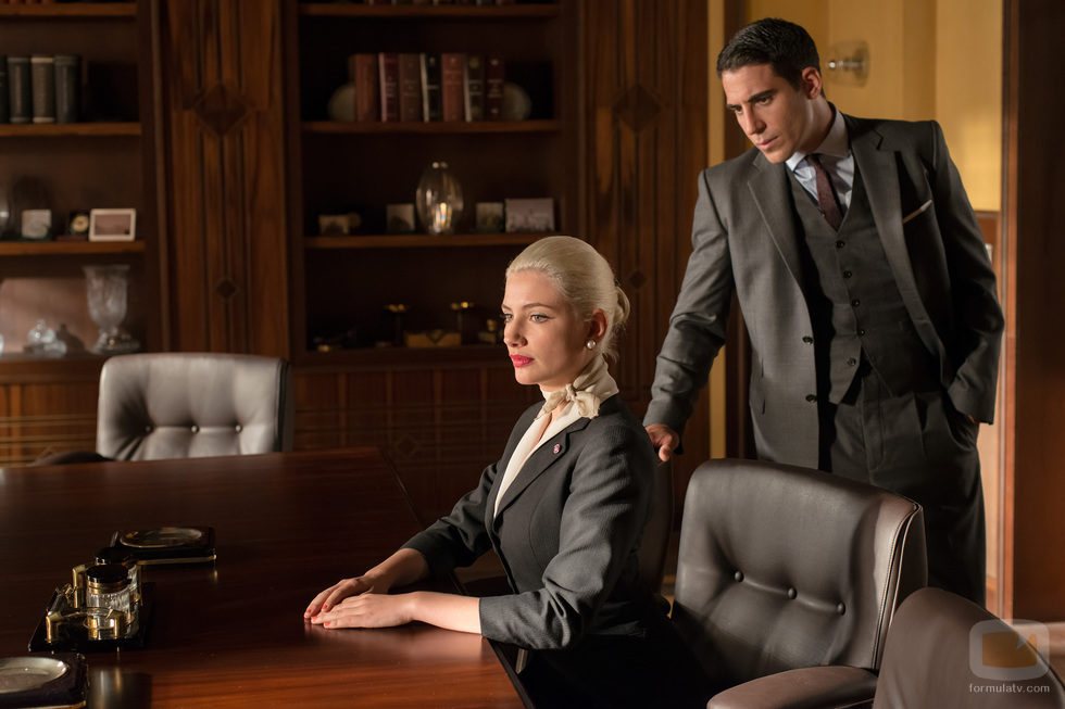 Miriam Giovanelli y Miguel Ángel Silvestre en 'Velvet'