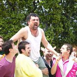 Tino es llevado a hombros en 'Con el culo al aire'