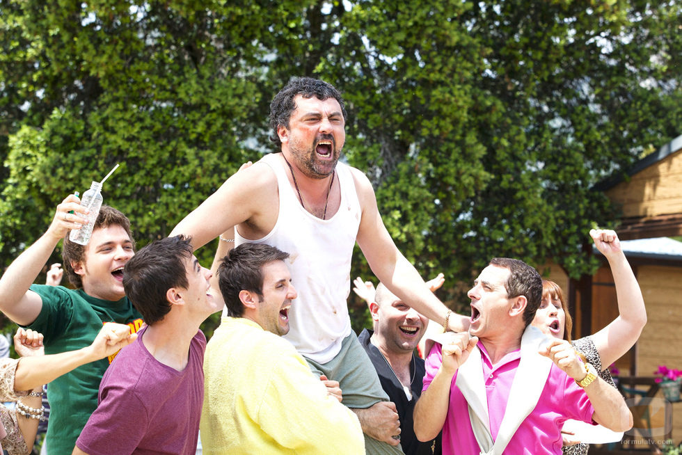 Tino es llevado a hombros en 'Con el culo al aire'