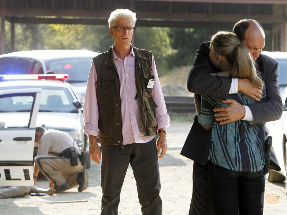 Ted Danson observa el abrazo de dos individuos