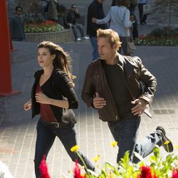 Meghan Ory y Josh Holloway en el capítulo "Secretos del servicio secreto" de 'Intelligence'