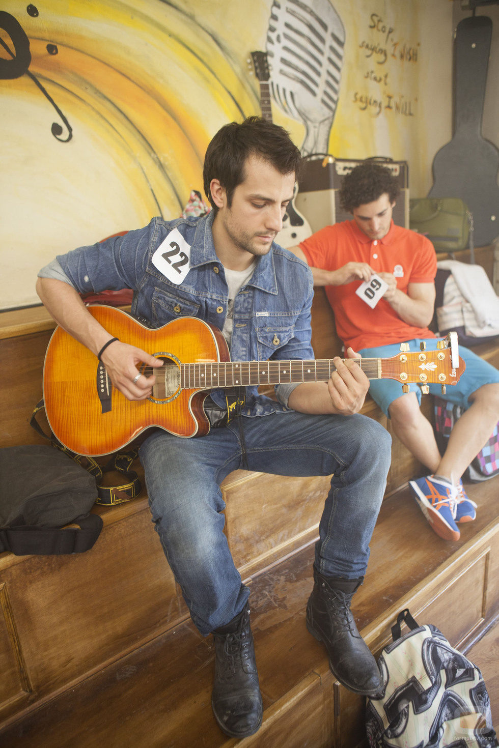 Un actor de 'Dreamland' tocando la guitarra