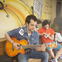 Un actor de 'Dreamland' tocando la guitarra