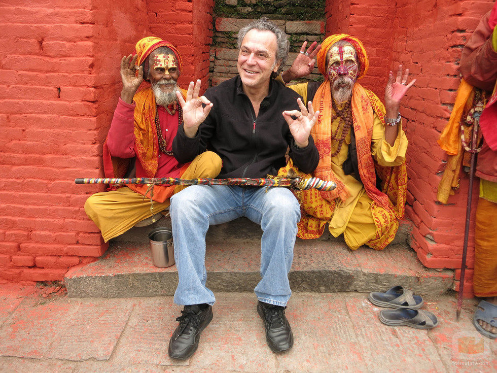 José Coronado con monjes en 'Planeta Calleja'