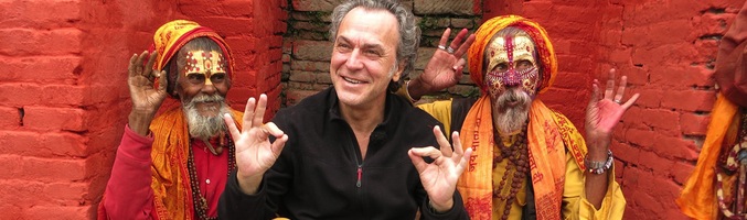 José Coronado con monjes en 'Planeta Calleja'