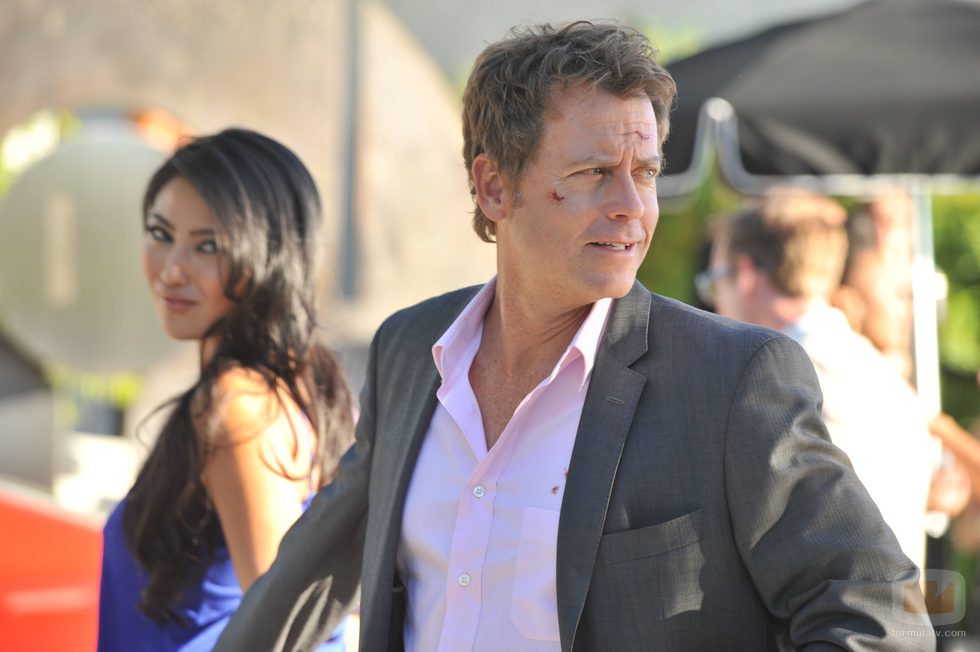 Greg Kinnear  junto con Necar Zadegan en 'Rake'