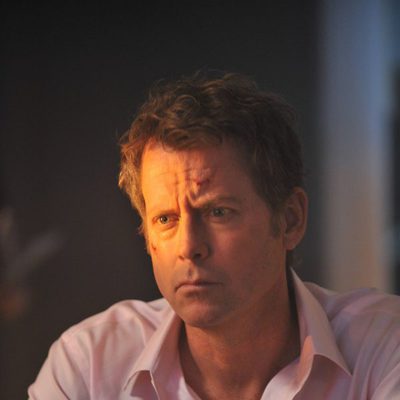 Greg Kinnear pensativo en 'Rake'
