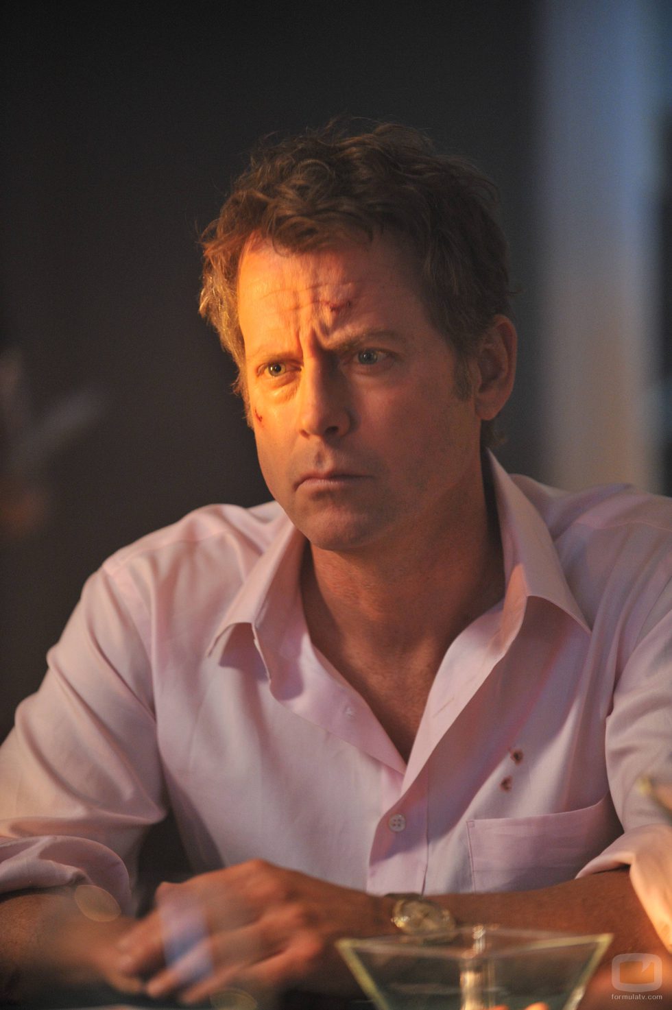 Greg Kinnear pensativo en 'Rake'