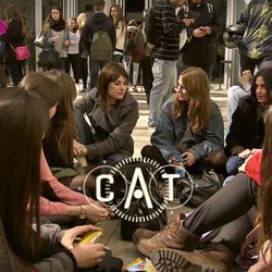 Ariadna Oltra con unos estudiantes en '.CAT'