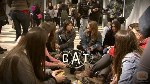 Ariadna Oltra con unos estudiantes en '.CAT'