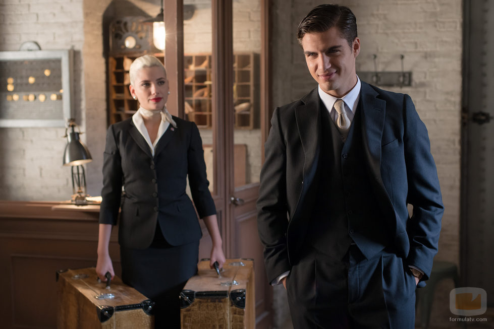 Max y Patricia en el capítulo "El gran día" de 'Velvet'