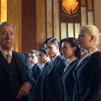 José Sacristán junto a los empleados de las galerías en 'Velvet'