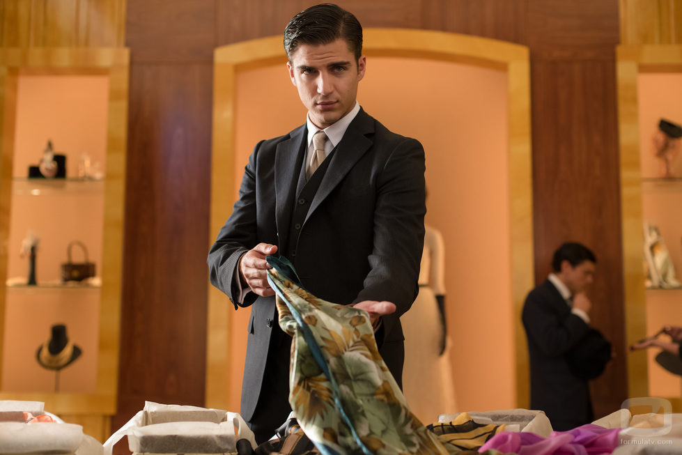 Maxi Iglesias en el capítulo "El gran día" de 'Velvet'
