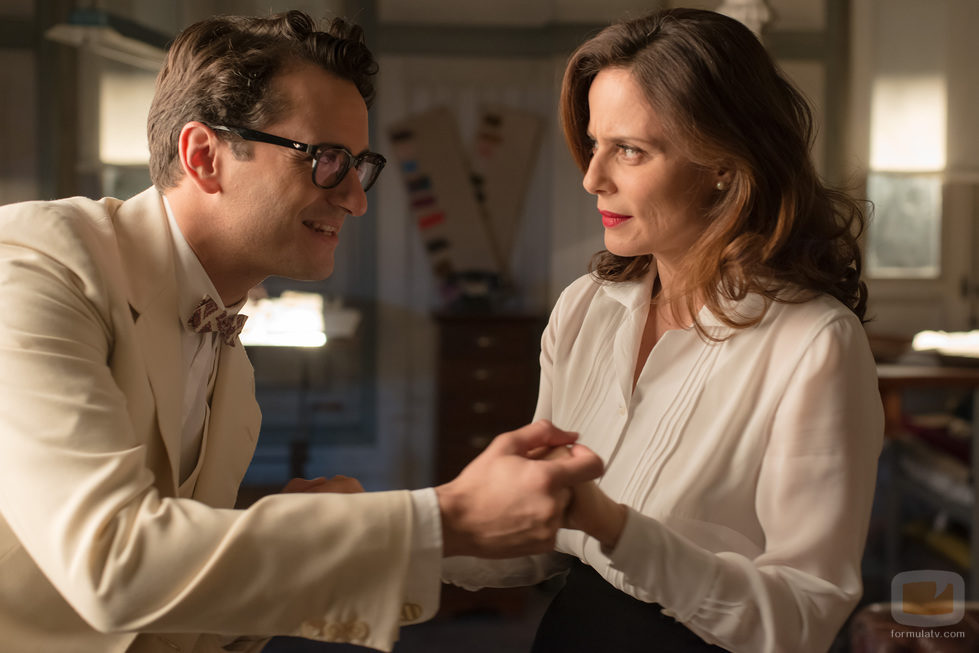 Aintana Sánchez Gijón muy acaramelada con Asier Etxeandía en 'Velvet'