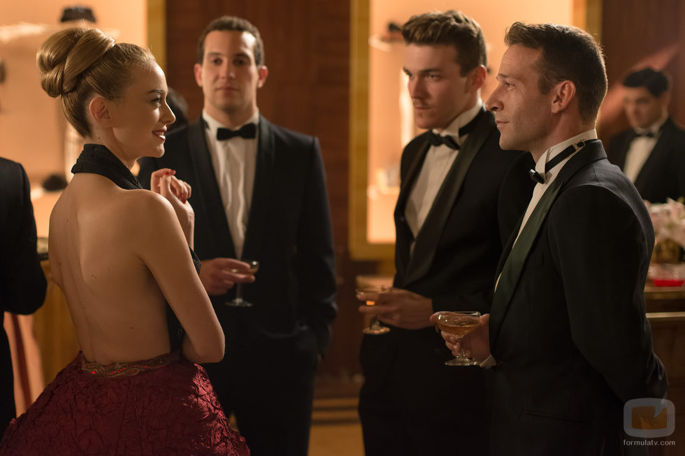 Marta Hazas muy elegante en 'Velvet'