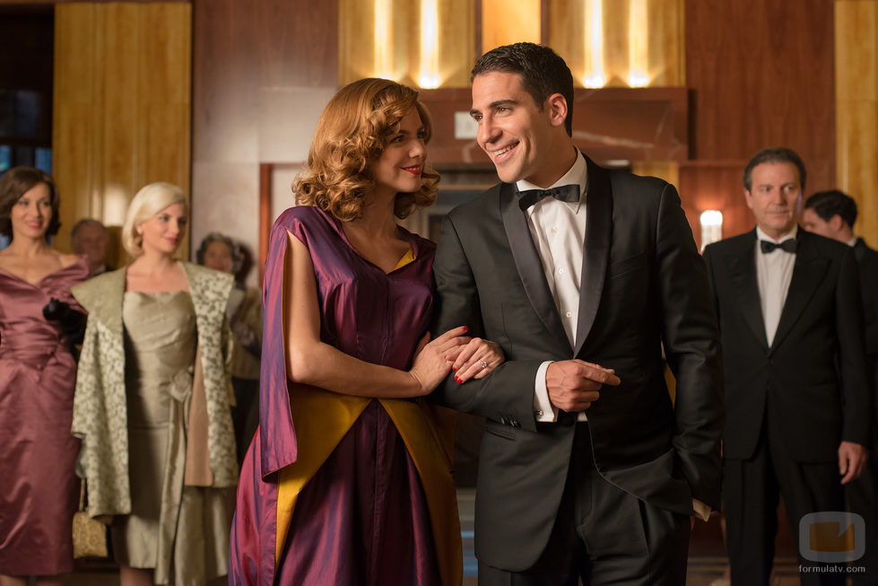 Miguel Ángel Silvestre y Manuela Velasco en el capítulo "El gran día" de 'Velvet'