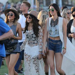 Selena Gómez junto a Kylie Jenner y Kendall Jenner en el Festival de Música Coachella 2014