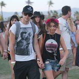 La actriz de 'Modern Family', Sarah Hyland, y su novio Matt Prokop en el Festival de Música Coachella 2014