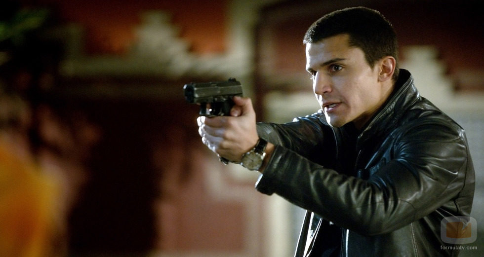 Álex González apuntando con una pistola en 'El Príncipe'