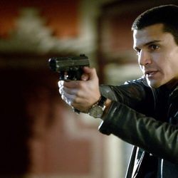 Álex González apuntando con una pistola en 'El Príncipe'