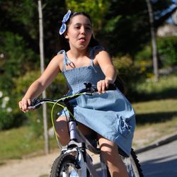 Sandra Melero montando en bicicleta en 'Rescatando a Sara'